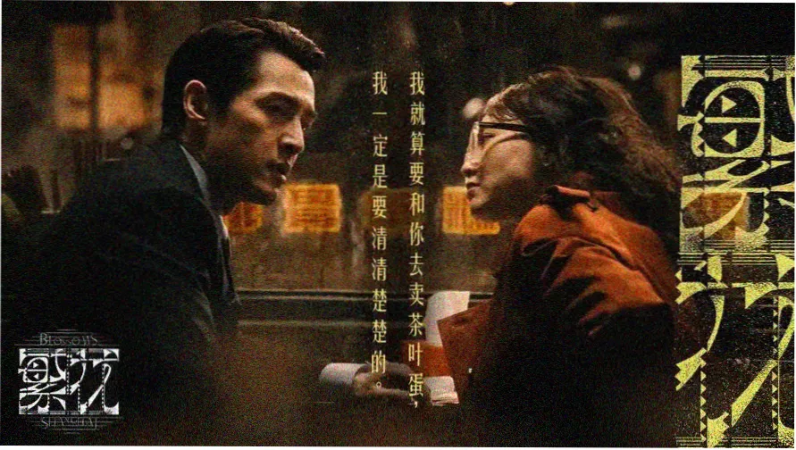 天幕影院沙漠公路旁的露天银幕在暮色中亮起